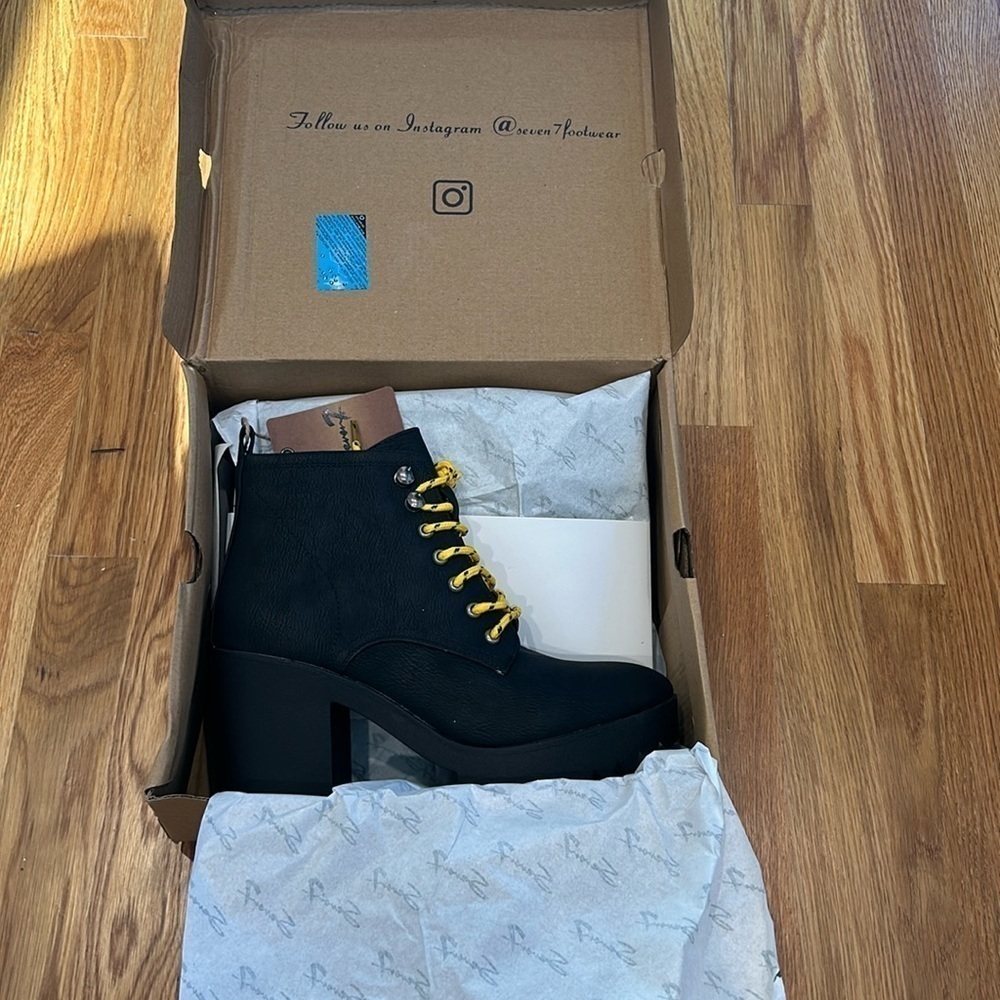 New Seven7 flatiron black yellow chunky lace up boots size 9 women’s NIB